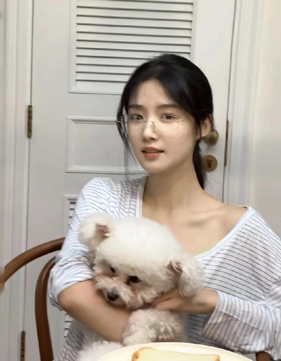 卢昱晓不愧是江浙泸女生的成长标准天花板啊，父母家人都是高知，书香门第出来的女生，