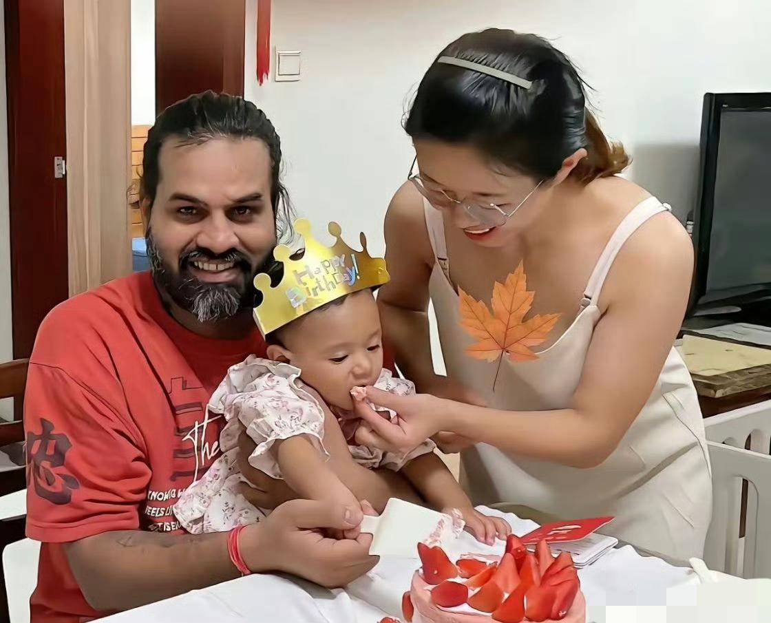 这个印度人马努挺幸福啊，成功娶了中国老婆，小孩上了中国户口，在中国定居，一家三口