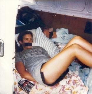 这是一张著名的拍立得照片，背后跨越37年的故事让人不寒而栗。1988年9月2