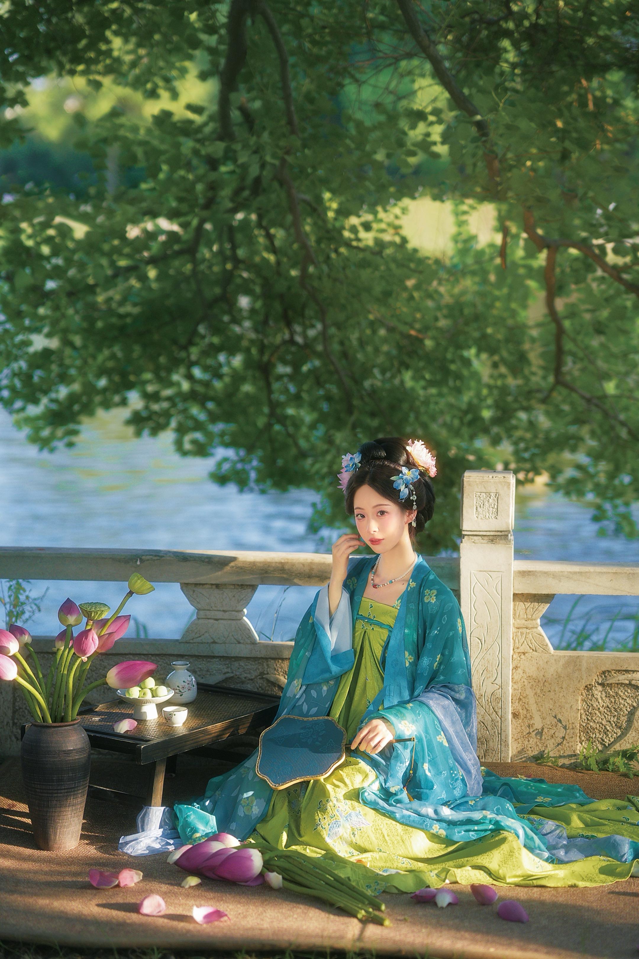 “镜湖三百里，菡萏发荷花。”