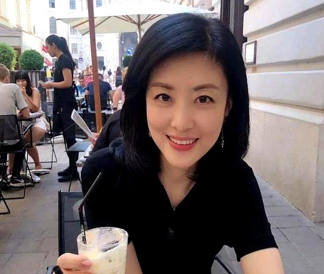 央视一姐周涛的两次婚姻，故事比电视剧还精彩。第一次，嫁给大学里的风云人物姚科，郎