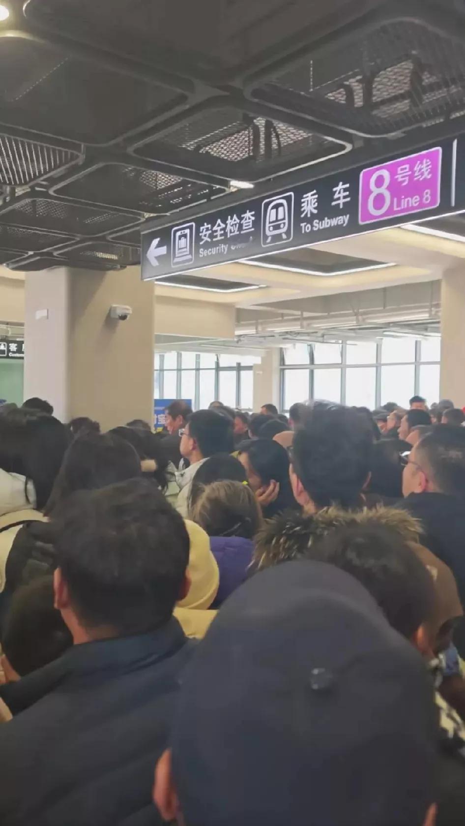 济南地铁8号线开通，场面真吓人“渴盼”如在眼前话说一些年龄比较大的老人，真没