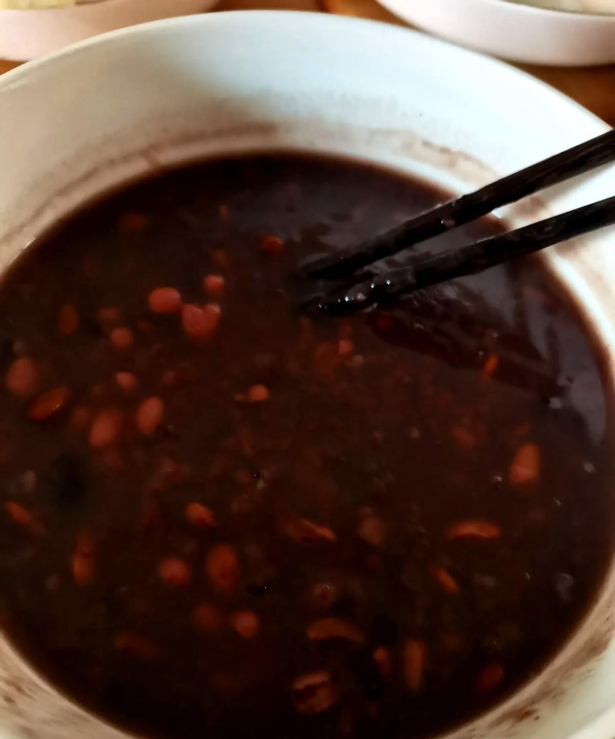 空调外机嗡嗡作响，蝉鸣撕扯着七月末的午后。厨房瓷砖沁着水珠，电饭煲盖子被顶得哐