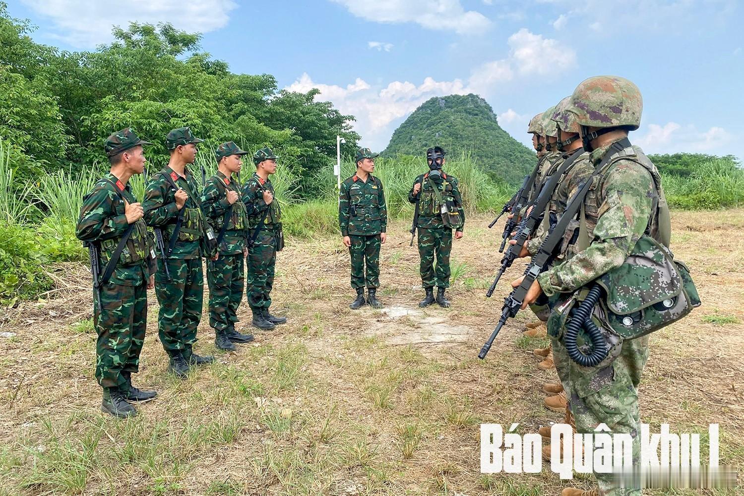 越南和中国进行防生化武器交流活动两支军队站在一起，武器不在时代，气质也不在一个层