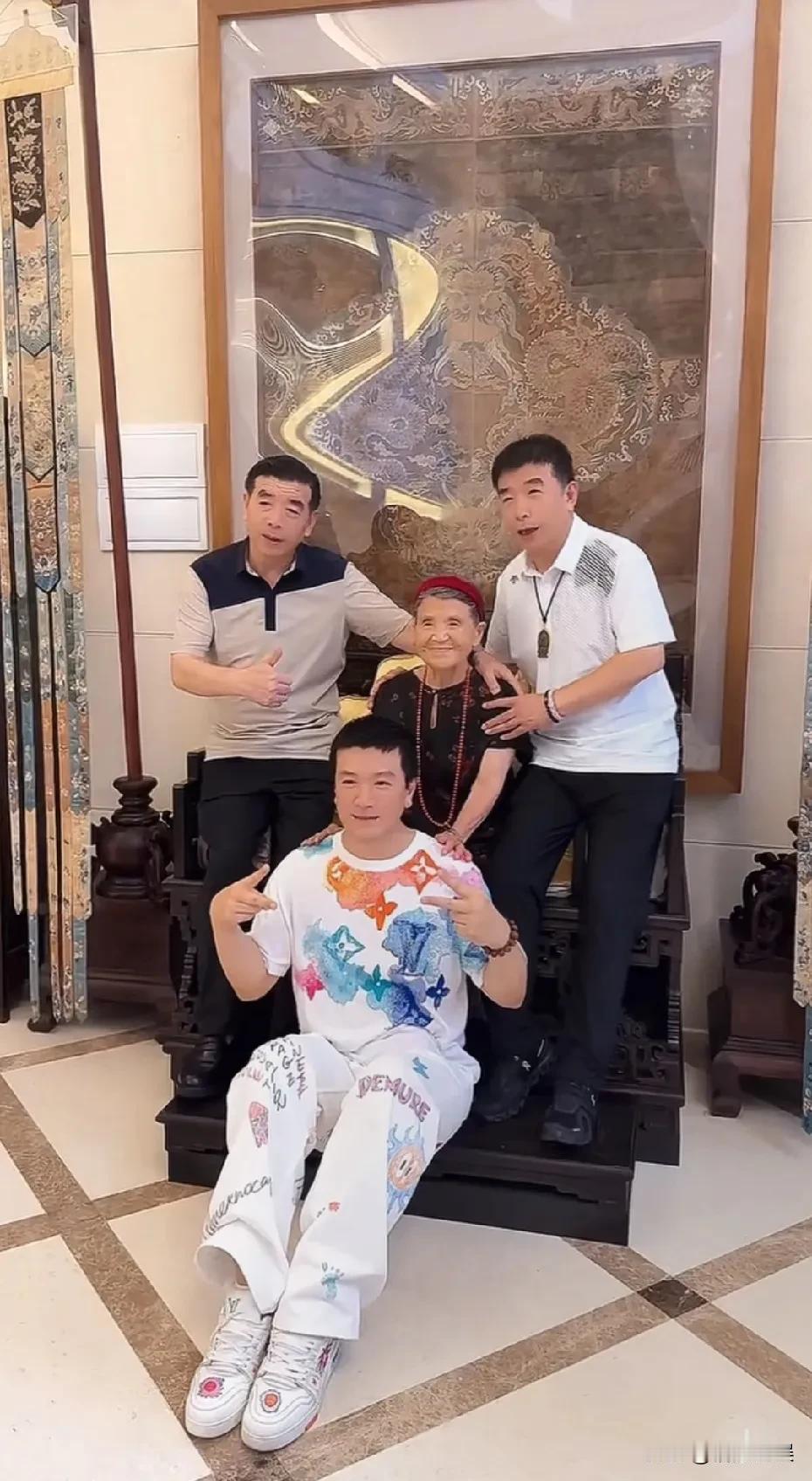 杨子是真豪啊！杨子搬新家了，好几层楼的独栋大别墅。乔迁这天，杨妈妈和哥哥姐姐还