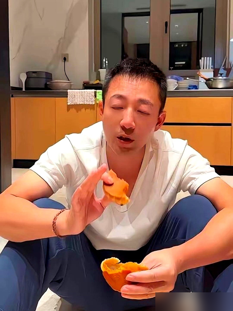 汪小菲直播吃月饼，一口下去脱口而出玥儿最爱这馅儿，旁边马筱梅脸都僵了，赶紧岔开话题救场。这已经不是他