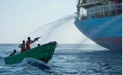 2009年2月，中国货轮经过亚丁湾时，突遭海盗猛烈攻击，船员们使用各种武器拼死反