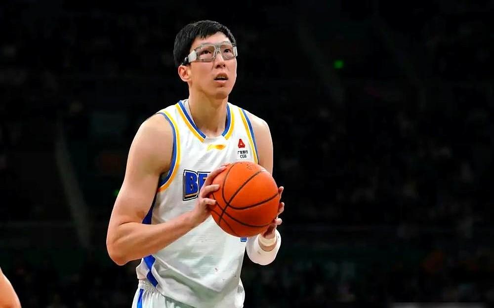 别再说周琦是“大魔王”了。青年队时，他确实猛。U16亚青赛决赛砍下43分19