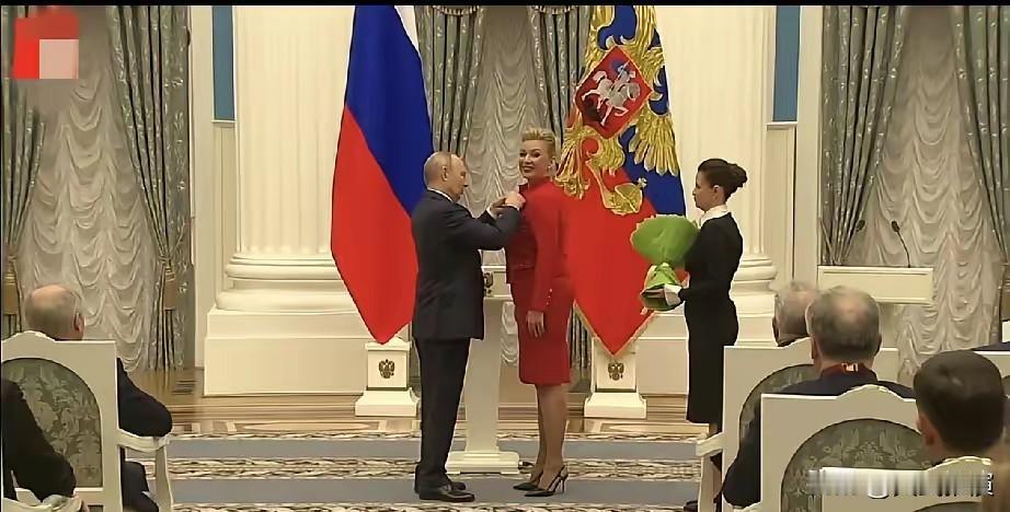 “扎姐”这个生日过的有排面！扎哈罗娃生日太有面！普京亲自送勋章，当场差点激动