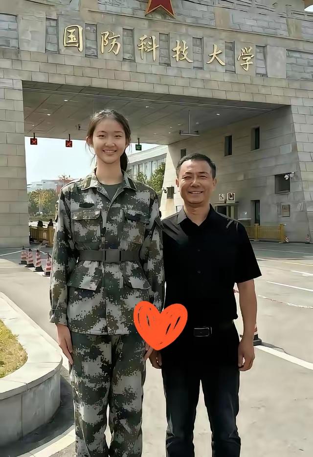 大家口中别人家的孩子！女孩身高一米九哦，连爸爸都要仰视。整天晨跑，不为别的