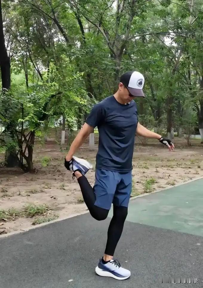 袁泉老公夏雨近况曝光，48岁一身腱子肉公园写生，一家子都书卷气！[赞][赞]袁泉