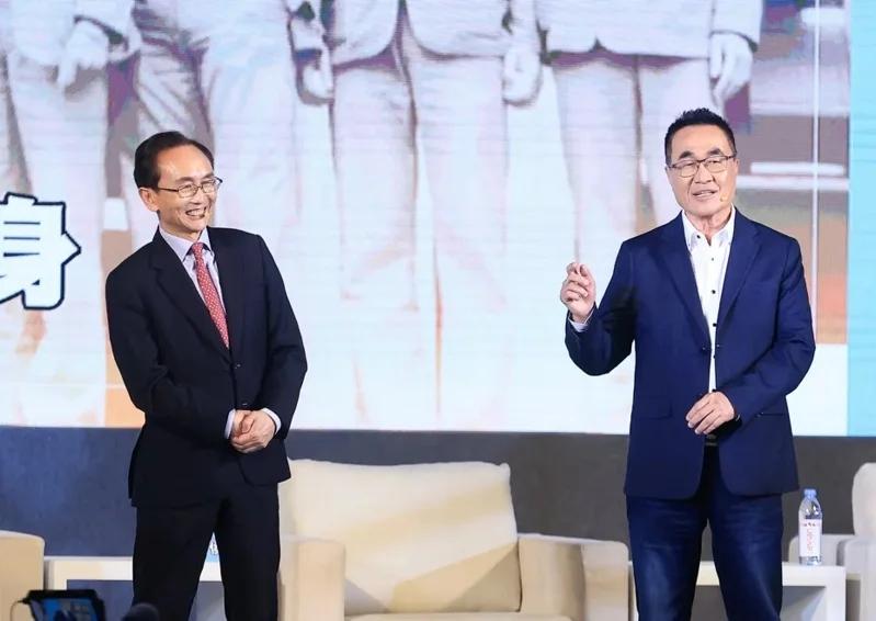 李四川召开粉丝见面会，民进党出身的吴子嘉做主持人国民党新北市长参选人李四川今晚