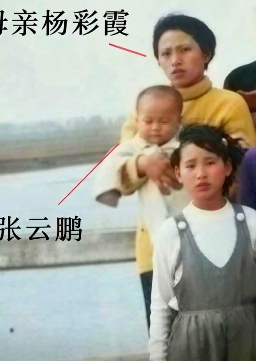 看到张云鹏回国认亲时晒出的几张老照片，竟然有点愣住。妈妈年轻的时候真是个美人胚