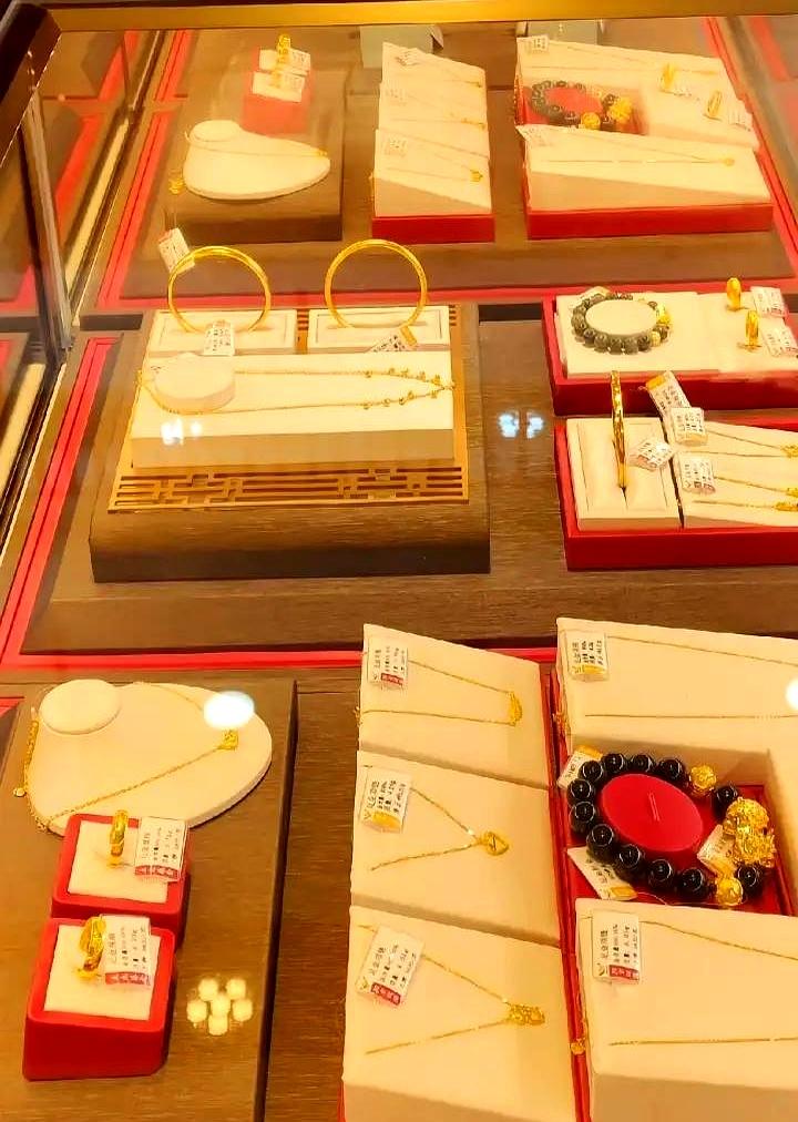 金价再涨50元/克银行柜台的金条被搬空，老街打金铺排号到下周。同