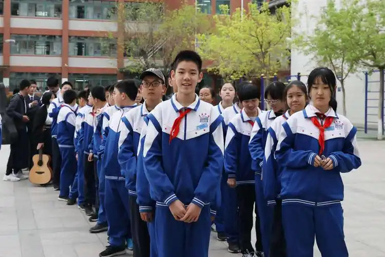本地的蓝白校服，据说款型来自1996年耐克未在我囯大陆地区发售的一款运动服。某校