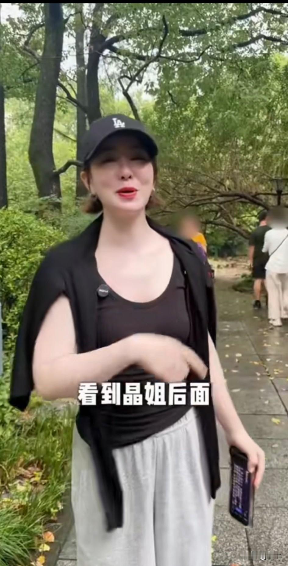 看到晶姐身后的那位女子了吗？来到了上海的相亲角，本来有好多人围着要发微信，