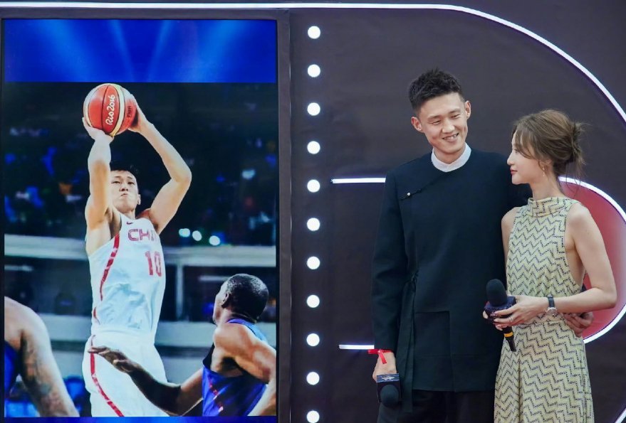 周鹏夫妇篮球圈模范夫妻我就觉得带老婆参加活动的男人是真男人！周鹏真男人，好男人！