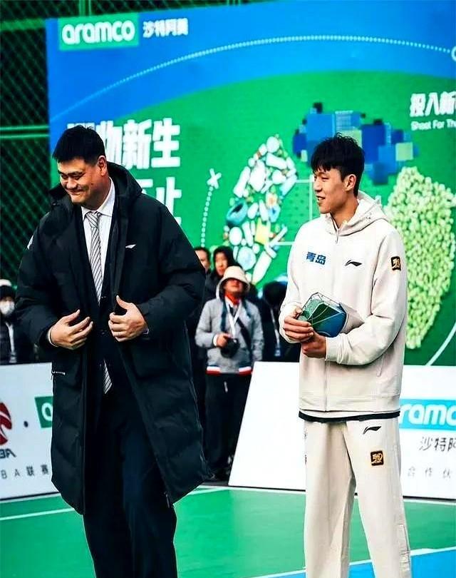 18岁的姚明和杨瀚森数据放一起，挺有意思。姚明身高2米26，体重134公斤，臂
