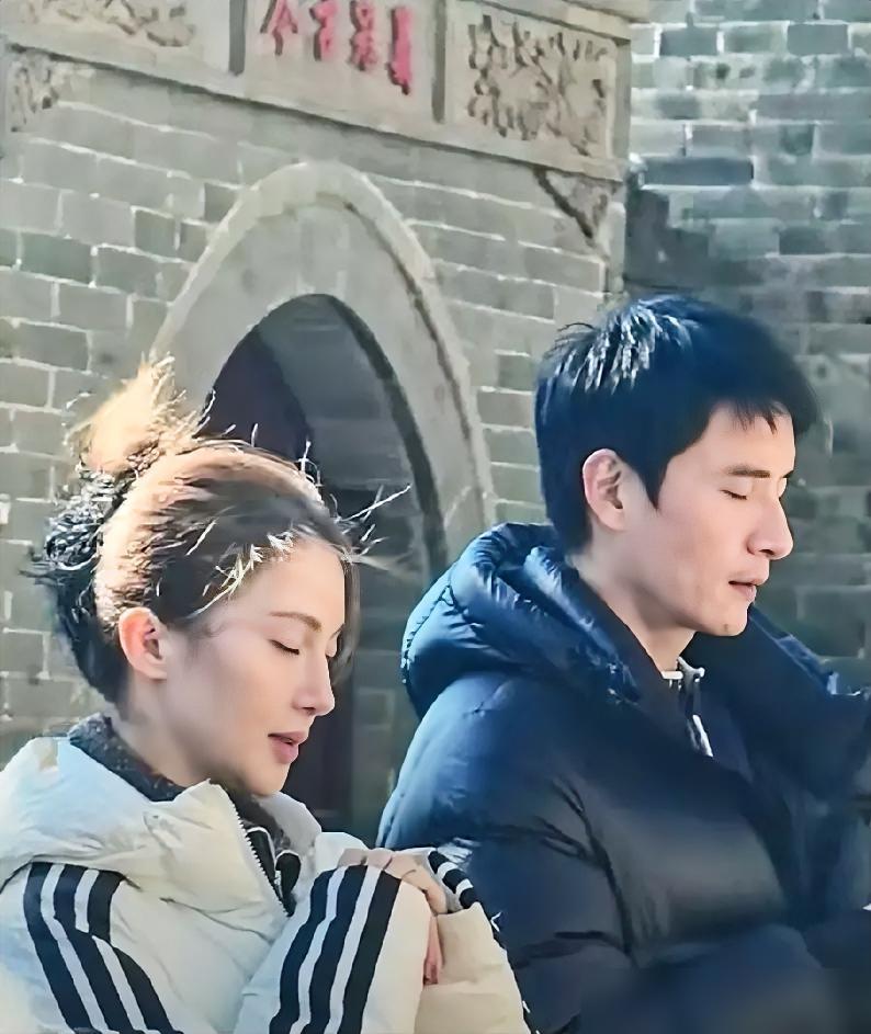 金晨这是要藏不住了和圈外男性友人来到丹东大孤山，两人都掐的子午诀，俗称道家叩