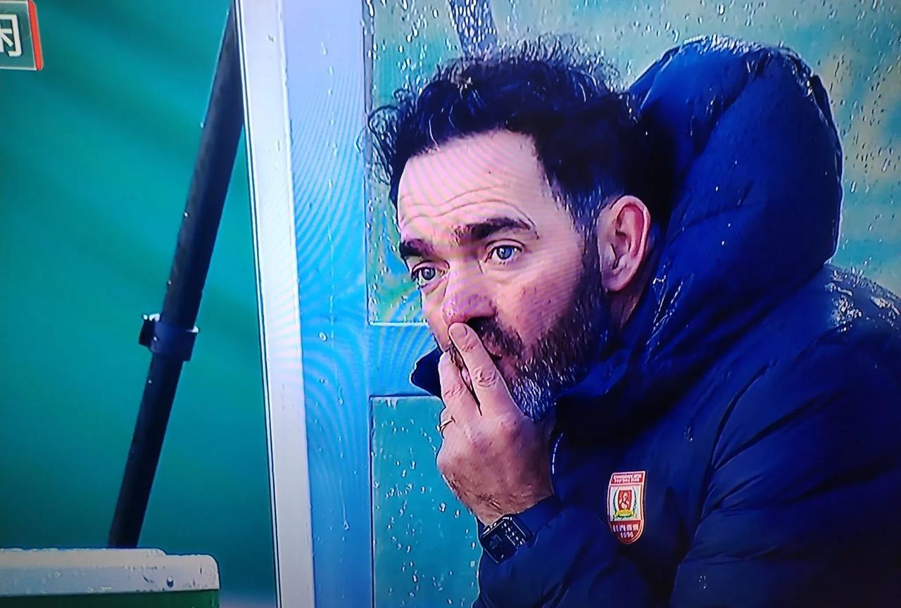 李霄鹏两连胜奇迹保级，苏亚雷斯无力回天！刚刚结束的一场中超联赛中，青岛海牛2：0