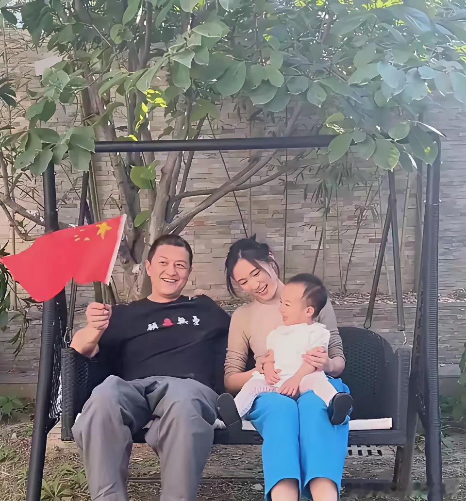 李亚鹏现在真的是社交严重降级了。​以前的李亚鹏，跟王菲，那英，刘嘉玲等明星大咖一