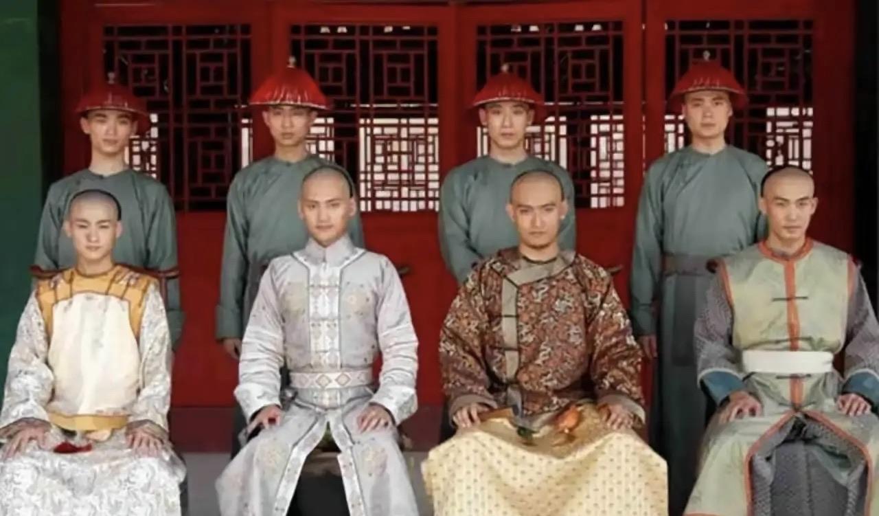 康熙的皇长子胤褆被囚禁26年后病死，留下二十多个孩子。雍正得知后，讥讽说：“大阿