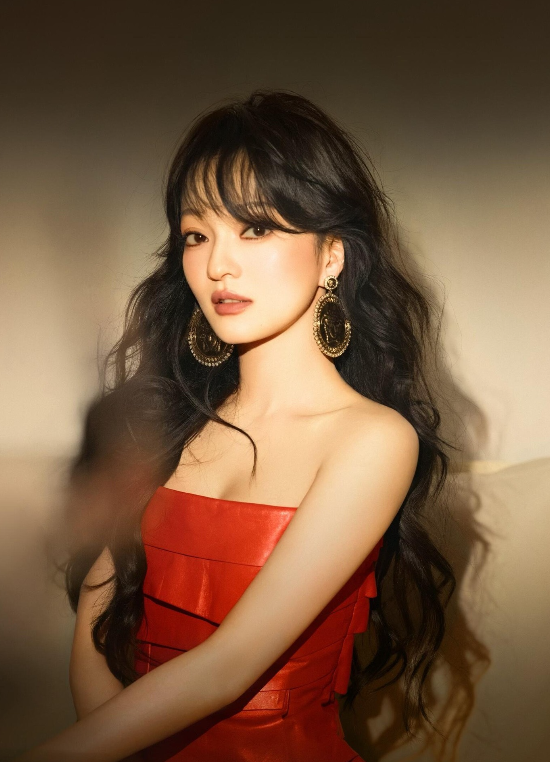 张韶涵-抹胸红裙＋长筒丝袜靴太辣了