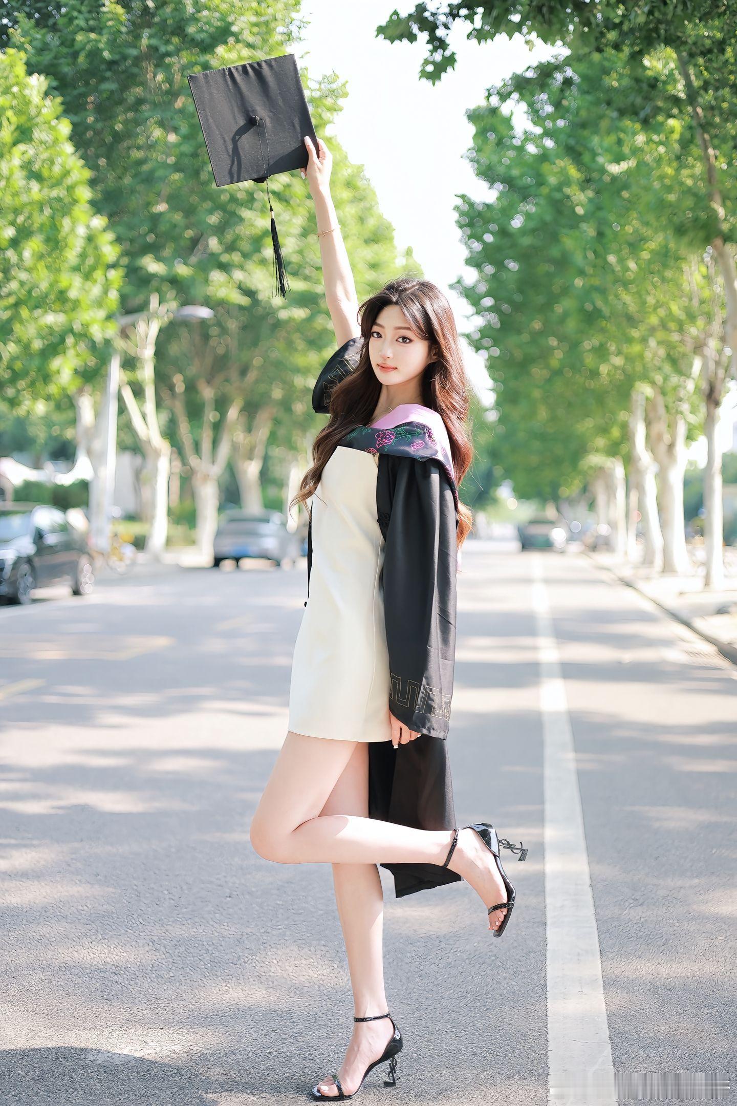 一字带凉高搭配学士服，学姐最美毕业季~​​​