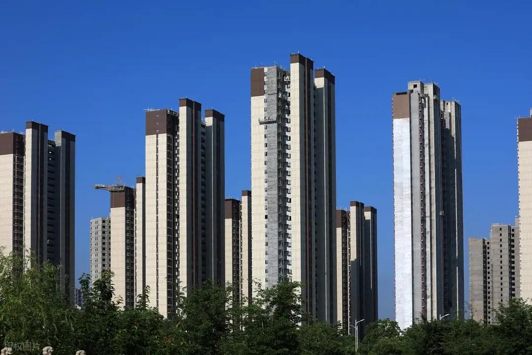 青岛楼市惊现“鬼城”房价！2600元/平甩卖无人问津，炒房客血本无归，核心区却遭