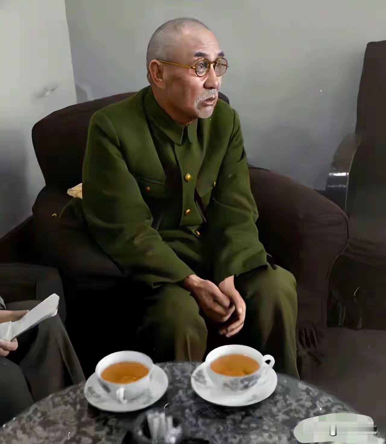 照片中一脸无助的阎锡山，直到此刻才感受到绝无仅有的绝望，当时晋中战役已经结束，解