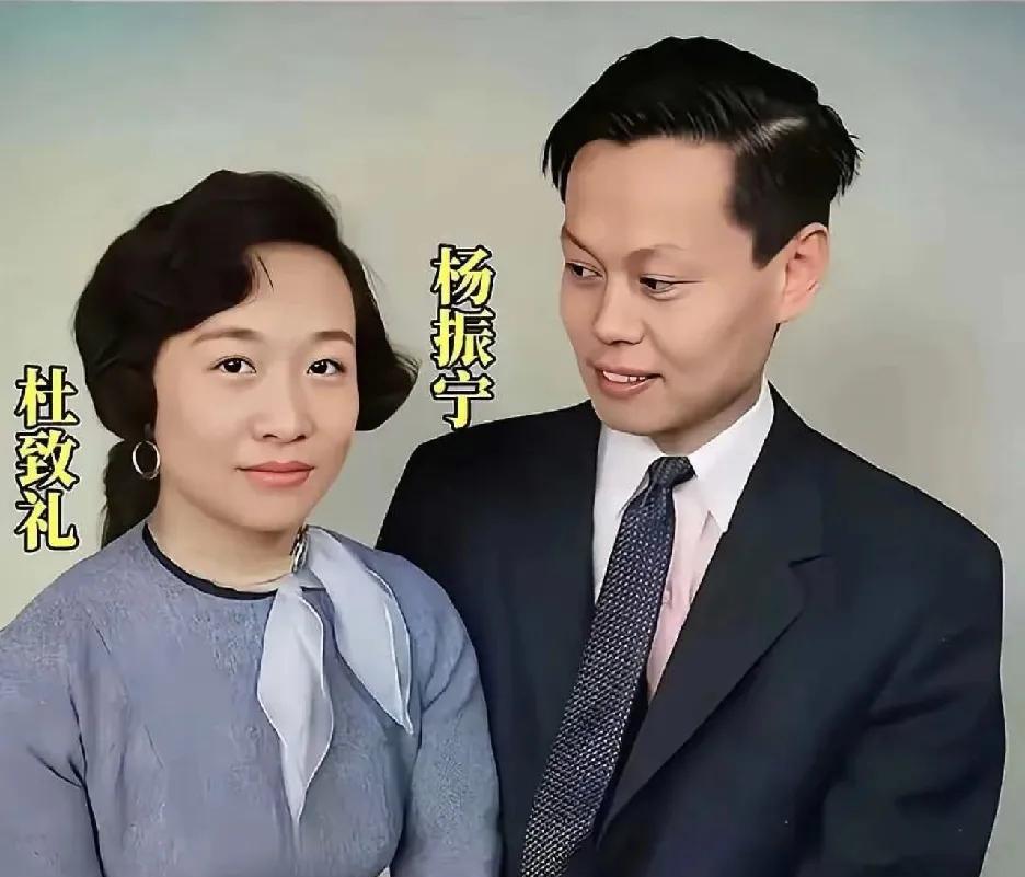 五十年代，照片中杨振宁深情凝望夫人杜致礼，爱意满溢。杜致礼出身名门，与杨振宁携手