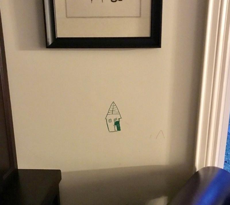 小孩在家里墙上乱画, 爸妈没有责骂, 反而这么做太赞了!