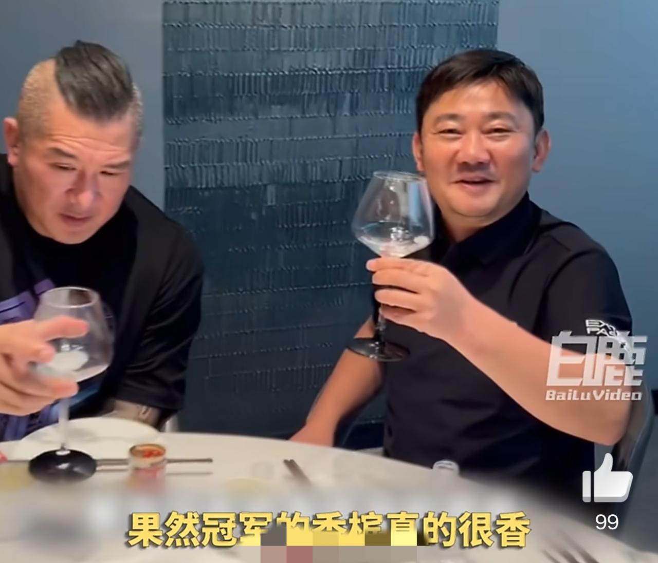 5月26日重庆，台湾网红陈之汉到访张雪机车工厂。张雪全程陪同参观生产线与爆款车型