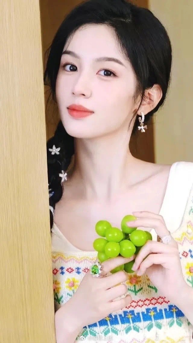 周也｜光影落在身上，像专为她定制的温柔滤镜。眉眼清澈，气质明净，每一帧都是电影感