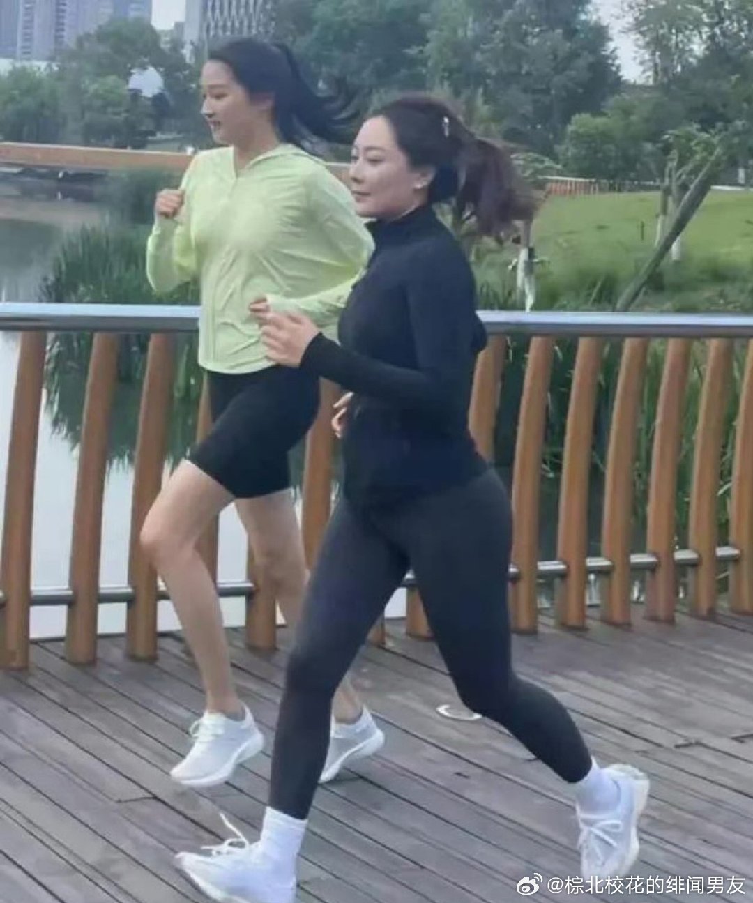 关晓彤的大长腿是不是有点夸张了，貌似占身体的三分之二长的感觉了