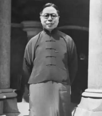 1952年，49岁省主席吴国桢赴蒋介石寿宴，吃下西湖醋鱼觉得发苦，妻子腹痛提前离