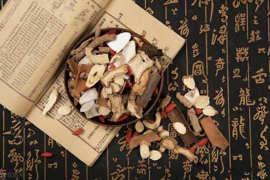 再说一次，世界上最好的药就是阳气！两味药煮水，把阳气补到骨头缝里去老话说得好：