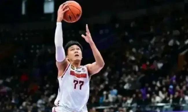 拼出来的百万合同！北控抢广东防守悍将近日媒体透露，拼了一个赛季的黄荣奇，等了一