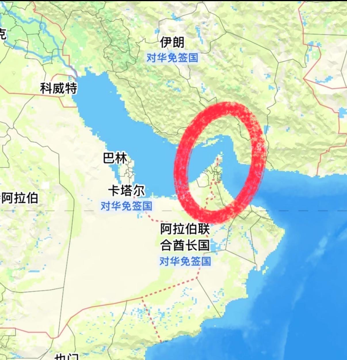 连续好几天，多艘中国巨轮穿过霍尔木兹，每次全身而退。带路的，是伊朗的快艇。说