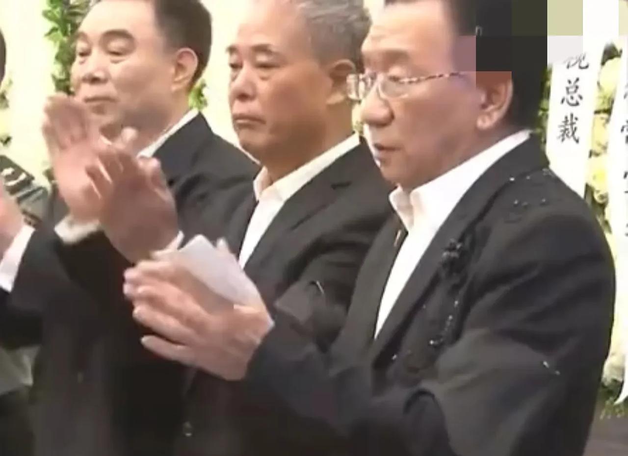 常宝华去世的时候，大徒弟侯耀华带领全体人员鼓掌，用掌声送别恩师，因为他给观众带来