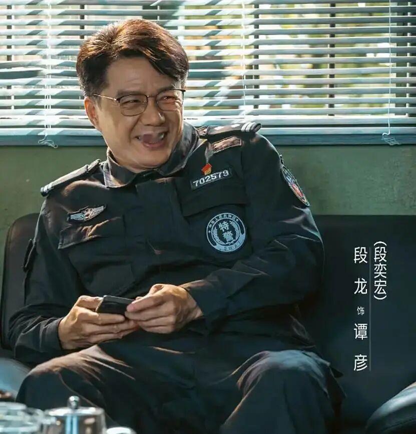 《藏锋》播到了现在，段奕宏演的谭彦有不少争议，但是我相信很多最先记住不是脸