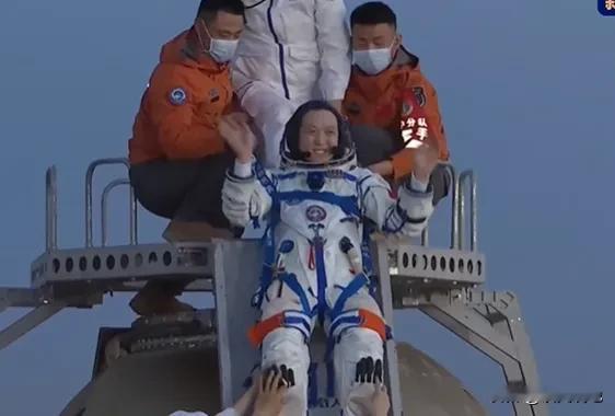 神舟二十一号乘组平安返航，直播画面里的诸多细节，尽显载人航天技术的迭代升级。返回