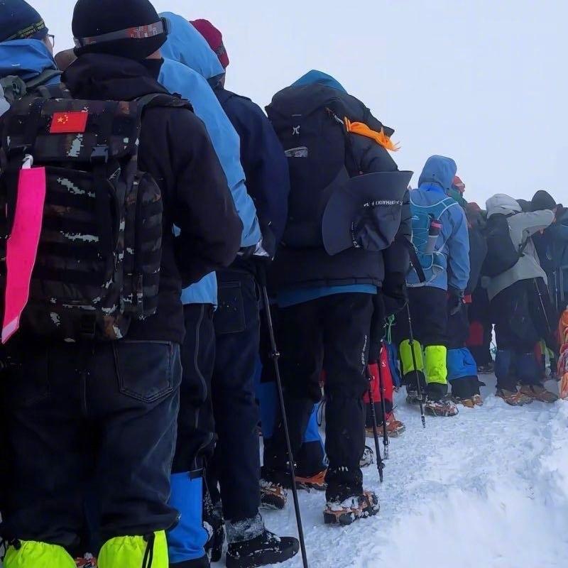 五一假期的四姑娘山，刷新了不少人对“堵”的认知。海拔5000多米的大峰雪坡上，穿