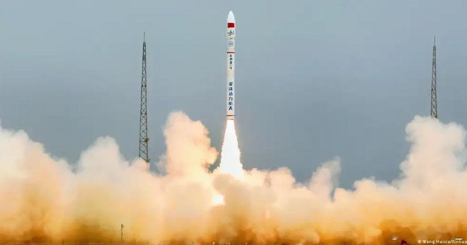 英媒称伊朗在2024年底秘密获得一颗中国制造的侦察卫星，并在近期冲突中利用它对中