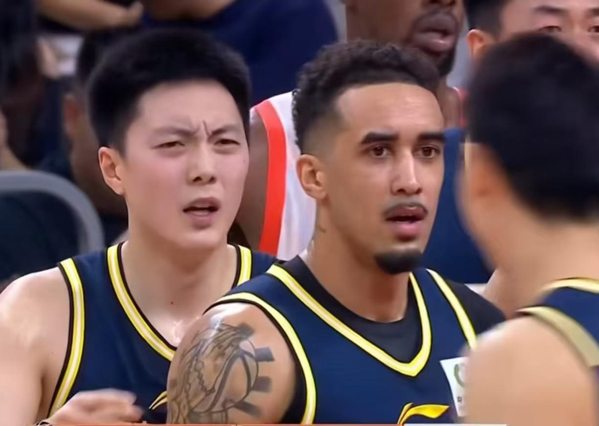 广东队现在有两名球员没有什么压力，他们场上场下的笑容也是全队灿烂的！不是徐杰；也