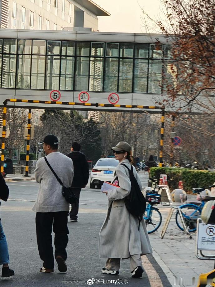 网友北大校园偶遇戚薇上课，她神情专注融入课堂，这样的反差感太吸睛