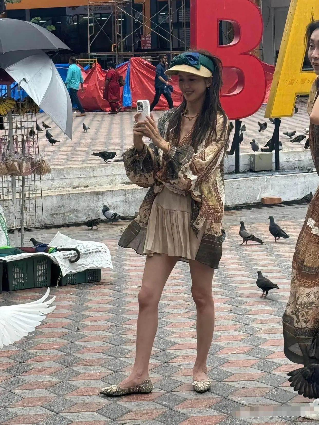 路人视角下的佟丽娅，怎么长这样……