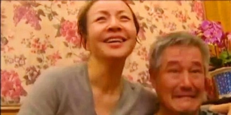 2008年春晚，赵本山和宋丹丹合作《火炬手》，表演结束，他们回到后台休息室。赵本