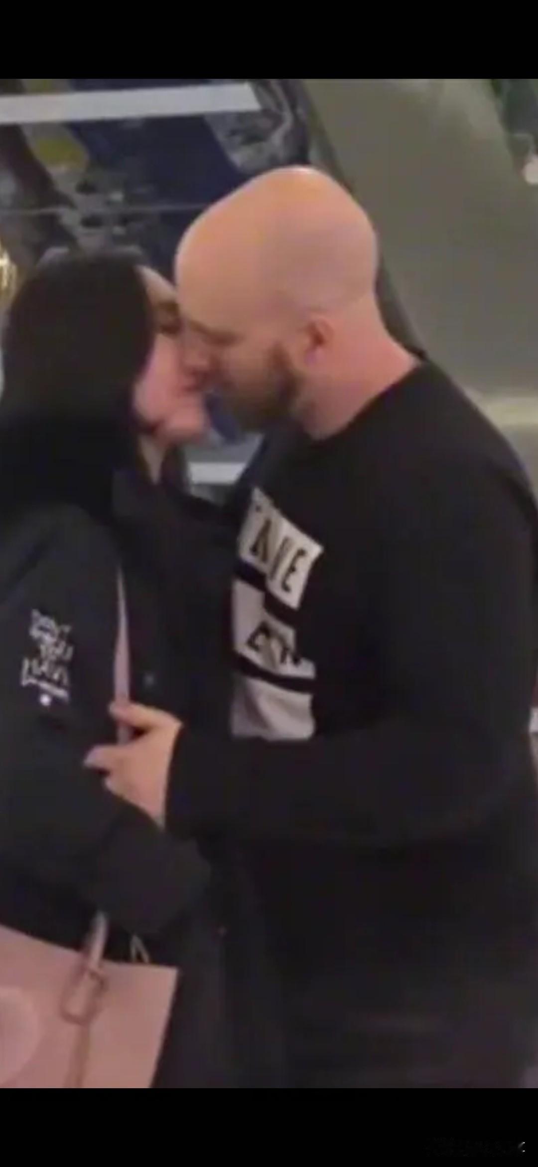 上海街头，两个老外互相打赌说，我赌你去街上和中国女孩亲嘴，如果三小时亲了几十名就