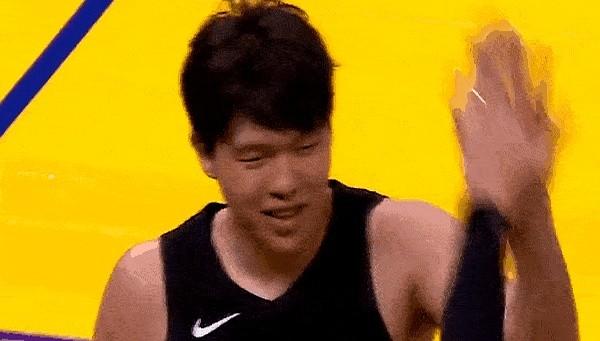 12分钟4次失误，杨瀚森被吓住了？上场前他冲库里笑，上场后他连手都不知道往哪